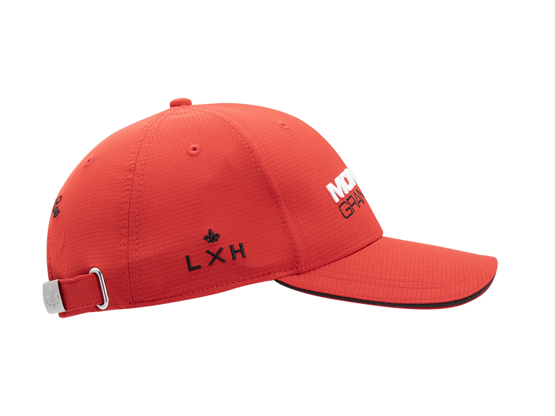 Profil gauche casquette nylon sport rouge LXH, blason fleur de lys noir brodé, passant métal gravé fleur de lys.