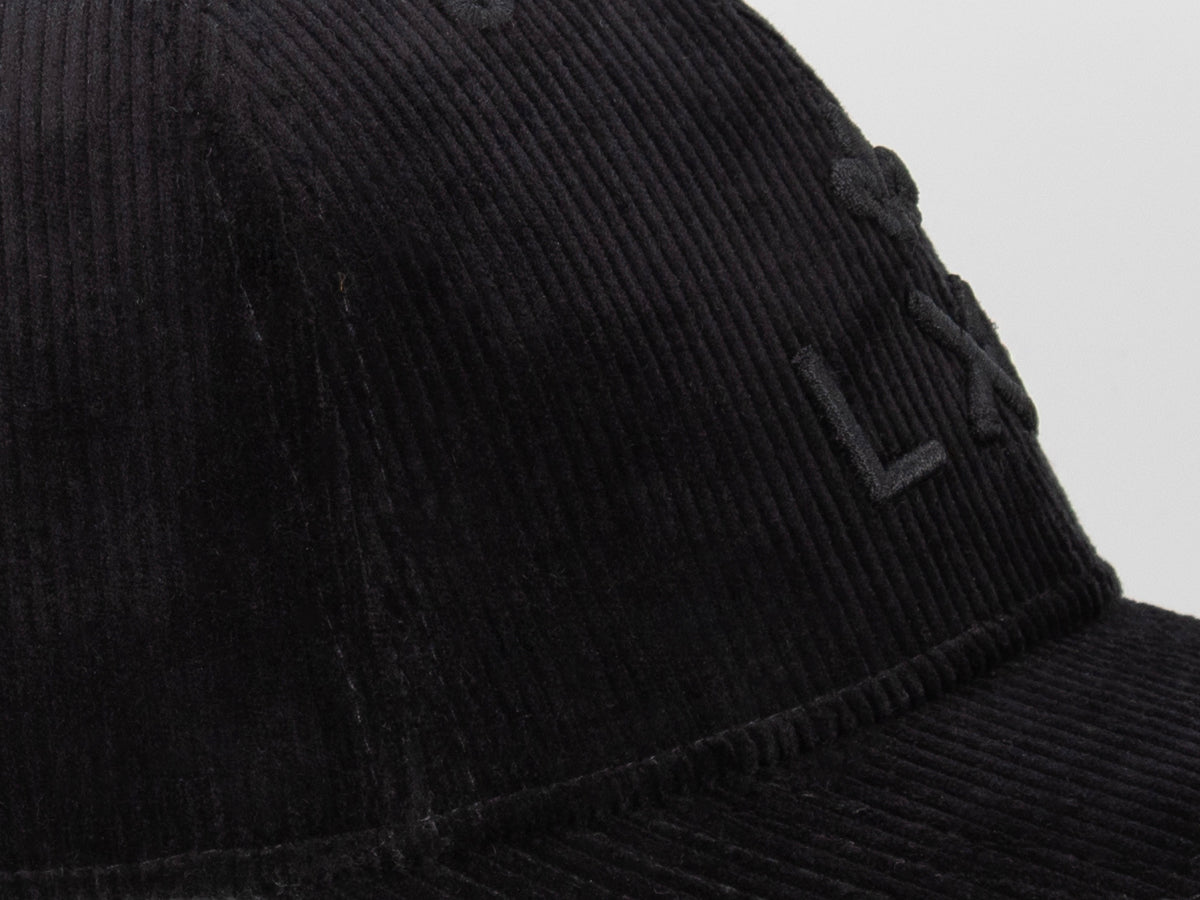 Casquette « Héritage » Velours Côtelé Ton sur Ton Noir de LXH avec logo brodé sur le devant