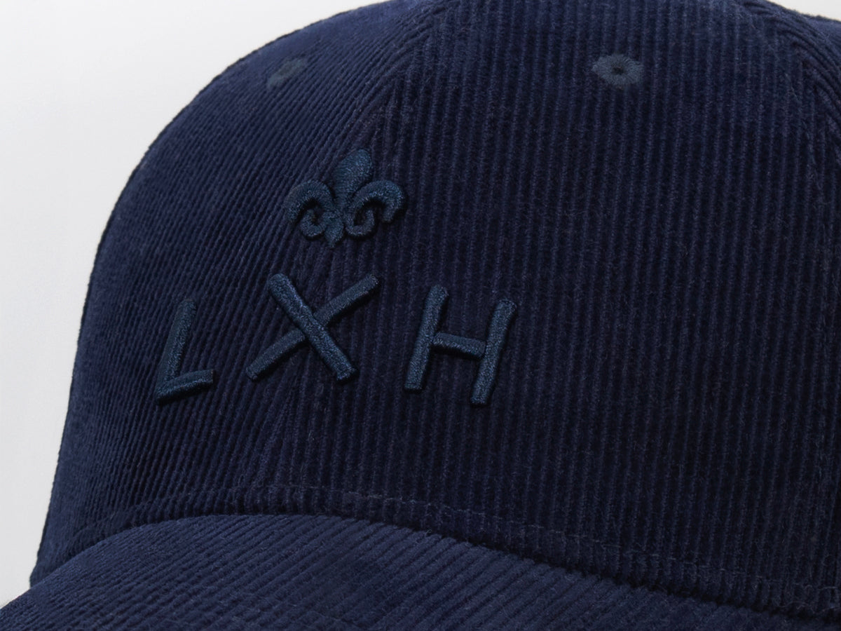 Casquette « Héritage » Velours Côtelé Ton sur Ton Bleu Marine de la marque LXH avec logo brodé.