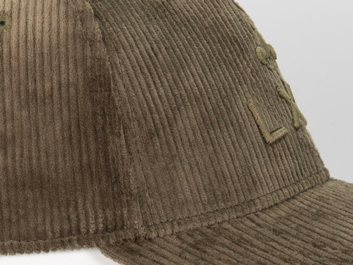 Casquette « Héritage » Velours Côtelé Ton sur Ton Kaki avec broderie discrète pour un style élégant